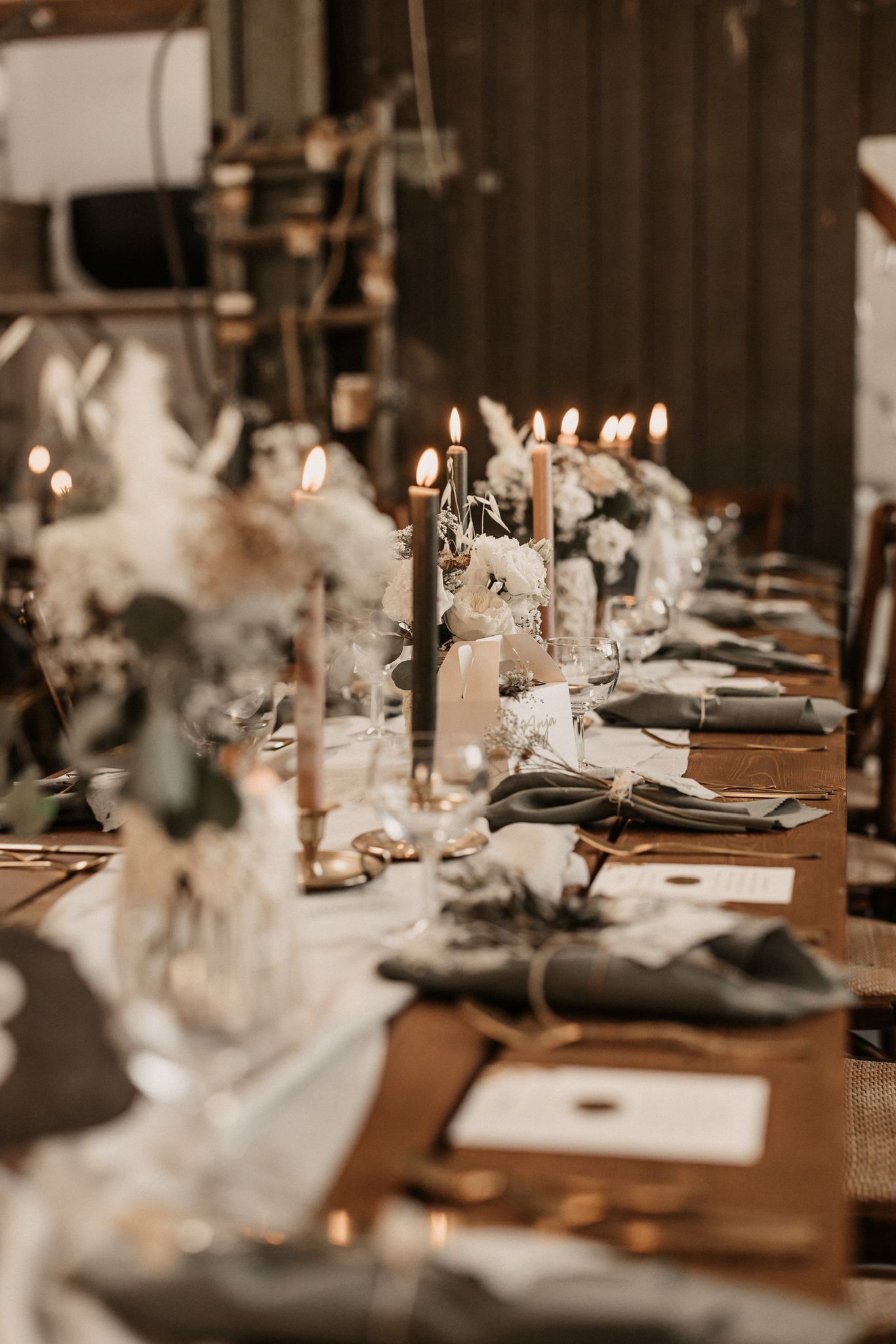 Tischdekoration mit Kerzen und Blumen