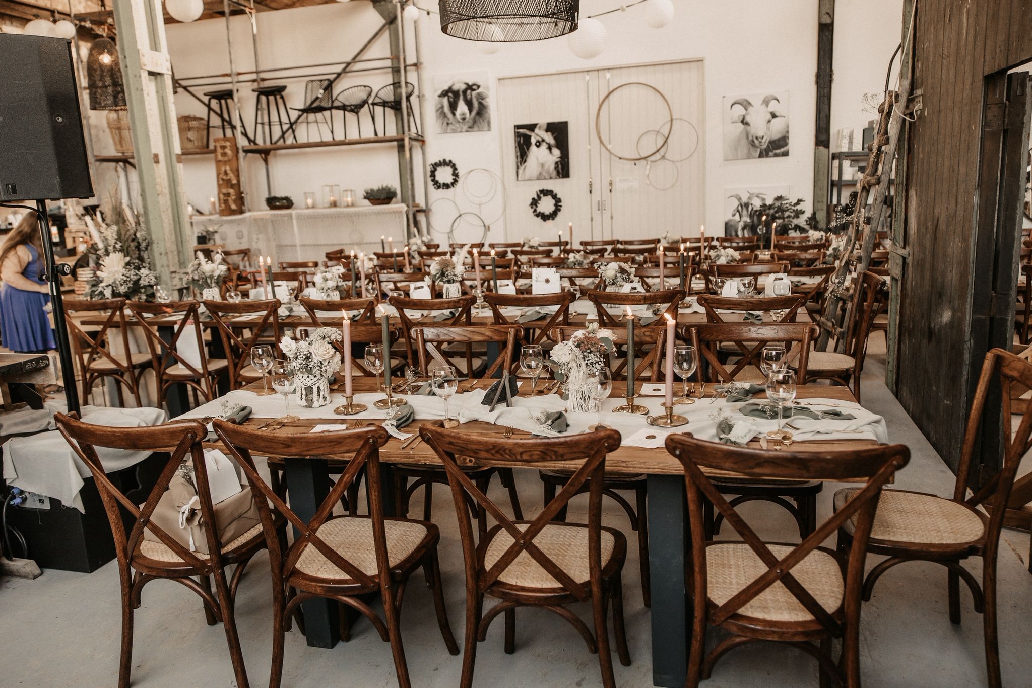 Industrielle Architektur mit warmem Licht